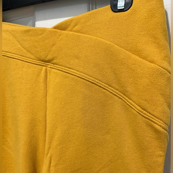 NWOT💛FP Movement Overlapped Sweatpants XS Golden yellow - Picture 4 of 8